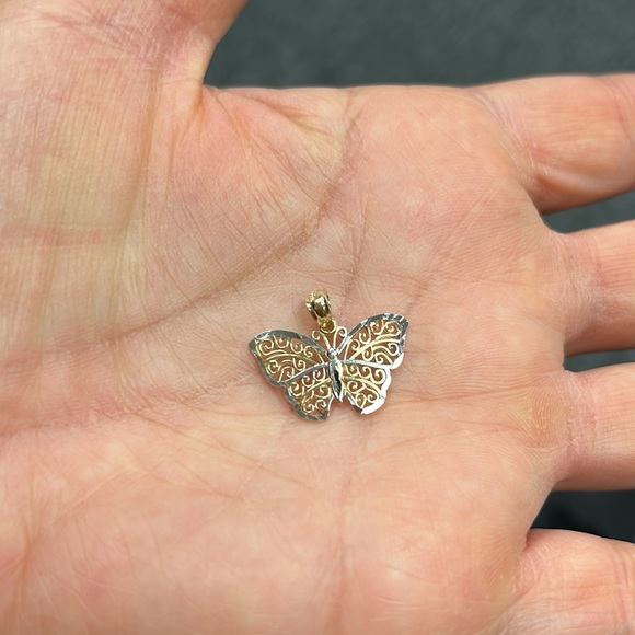 Solid 14k Gold Butterfly Pendant necklace - Picture 10 of 11